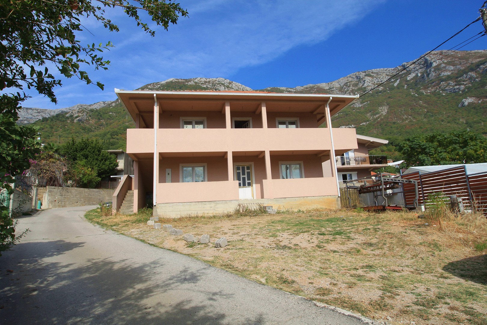 unfinished-house-sutomore-01_facade
