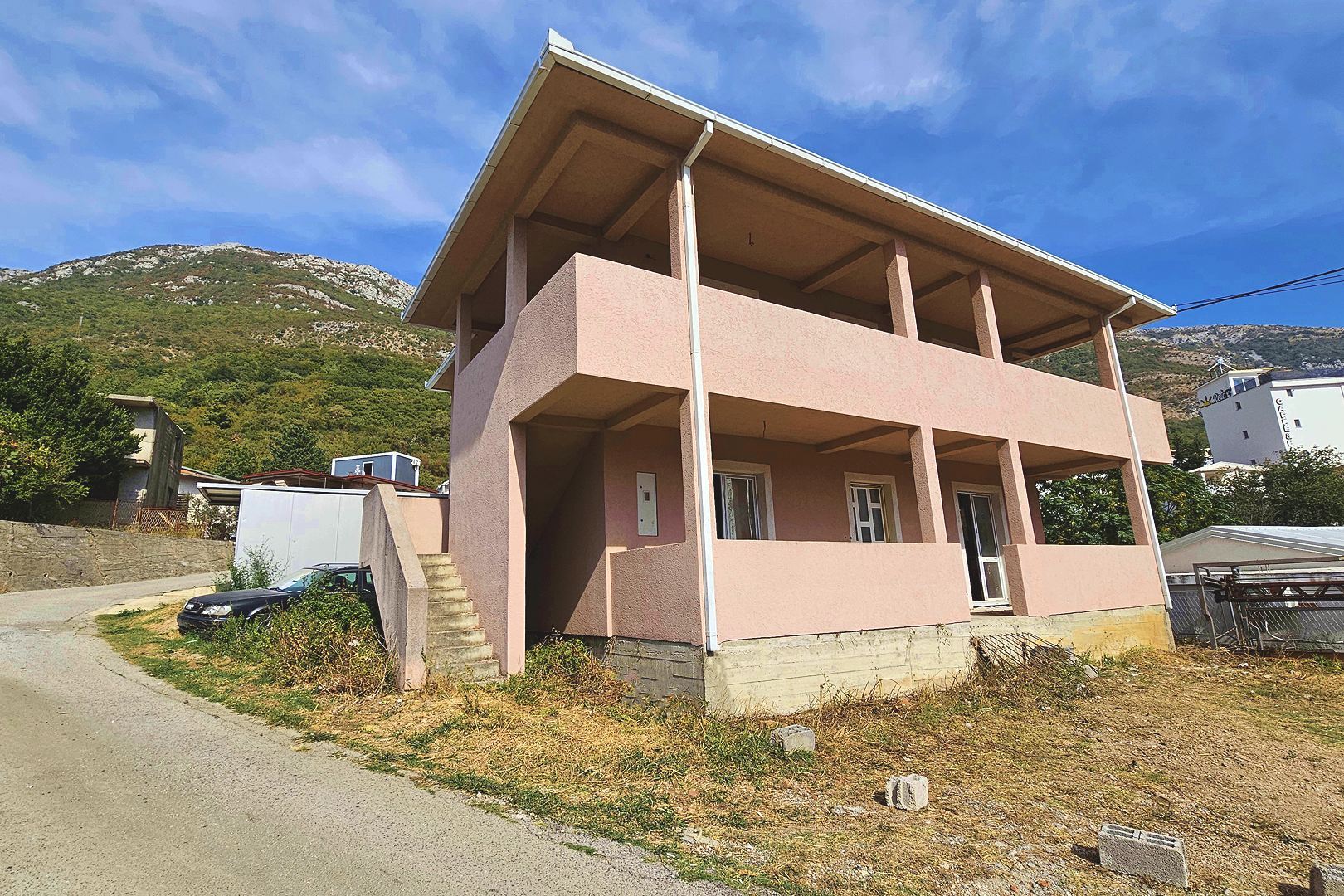 unfinished-house-sutomore-12_facade